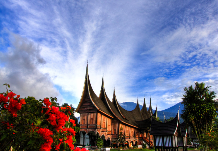 Minangkabau woningen bij Bukittinggi, Sumatra